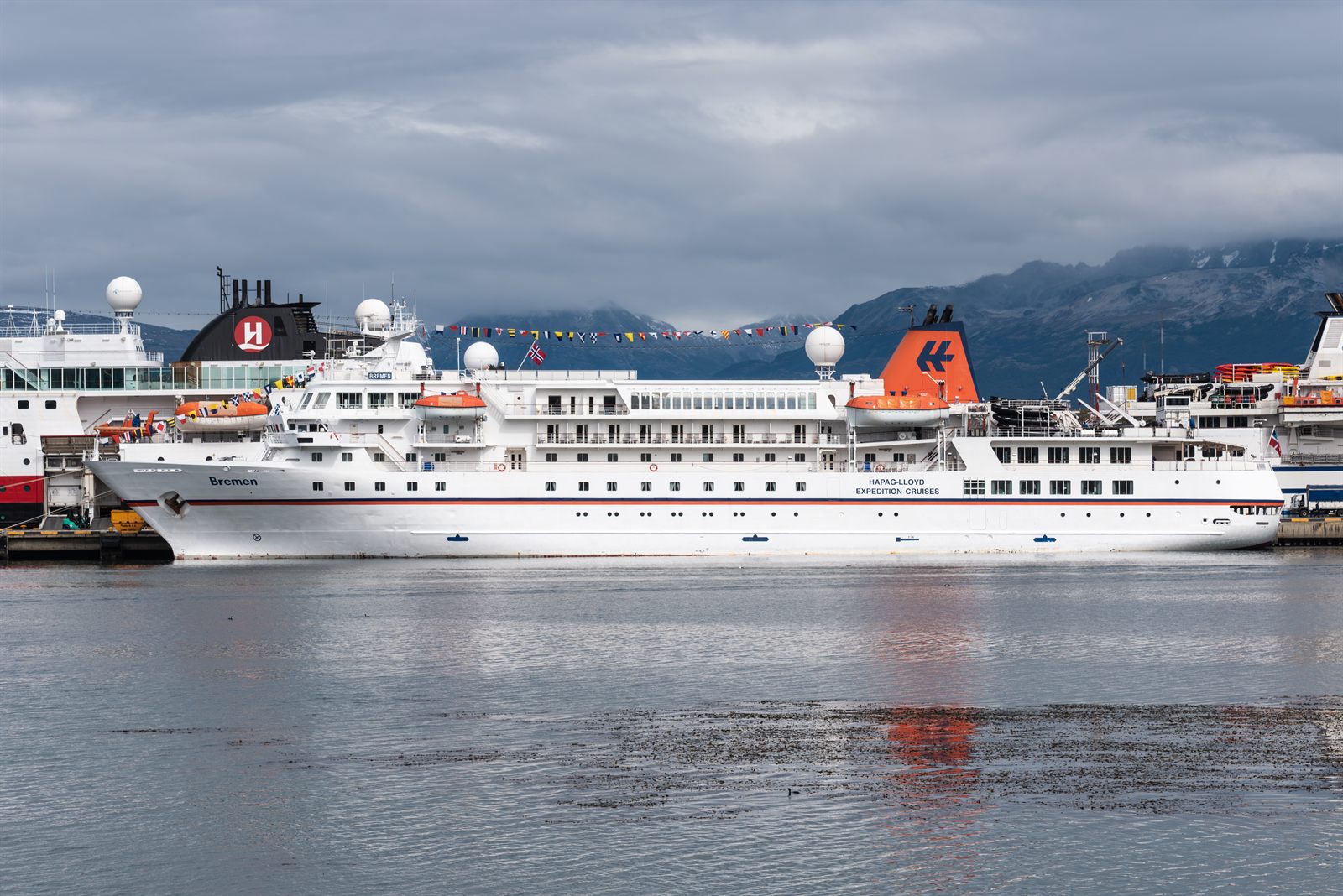 Foto do navio Seaventure, entao operando como Bremen, em Ushuaia, Argentina, em marco de 2019.