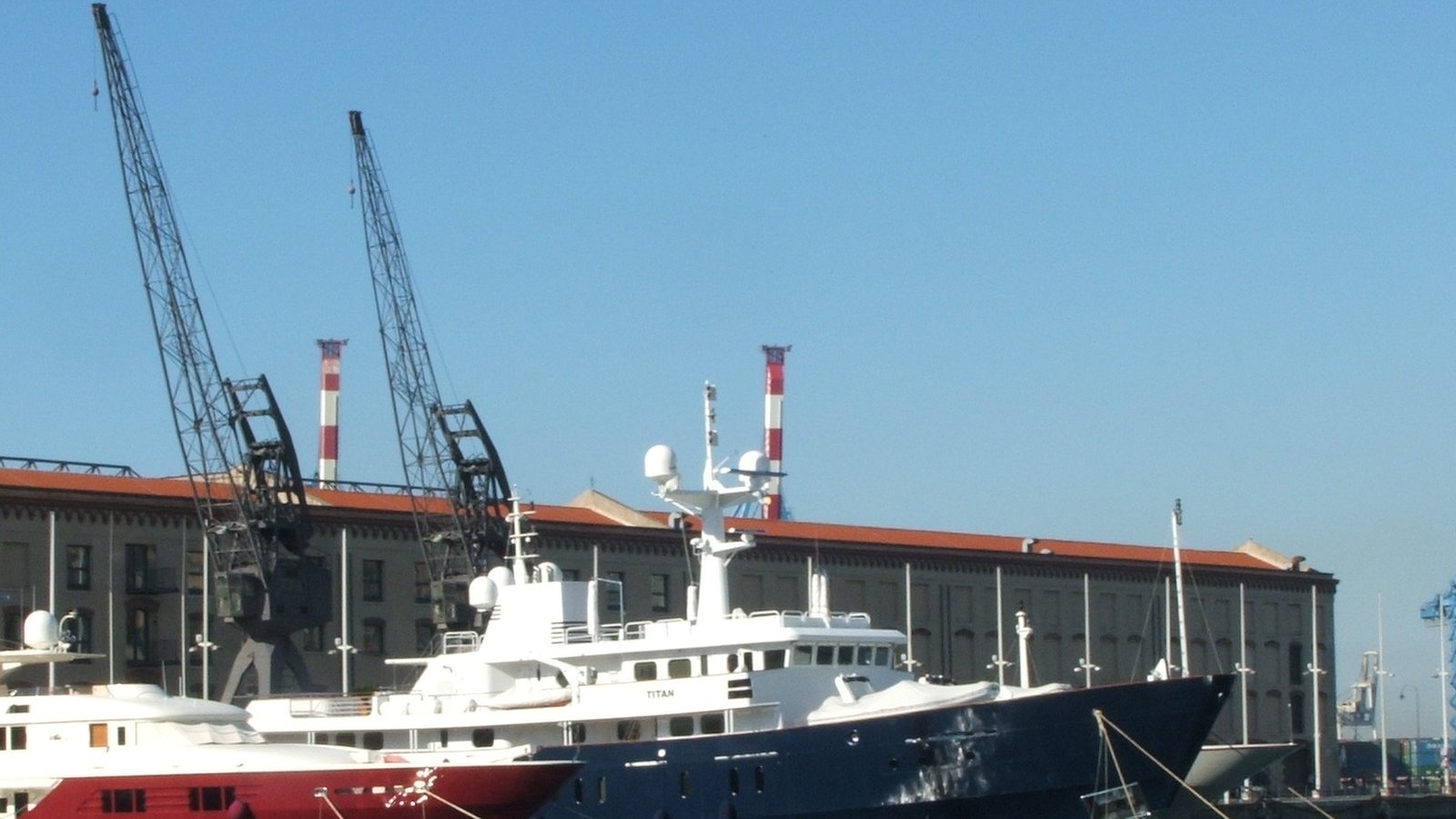 Foto do casco que hoje opera como Aqua Blu, ainda como o yacht Titan, atracado no porto de Genova.