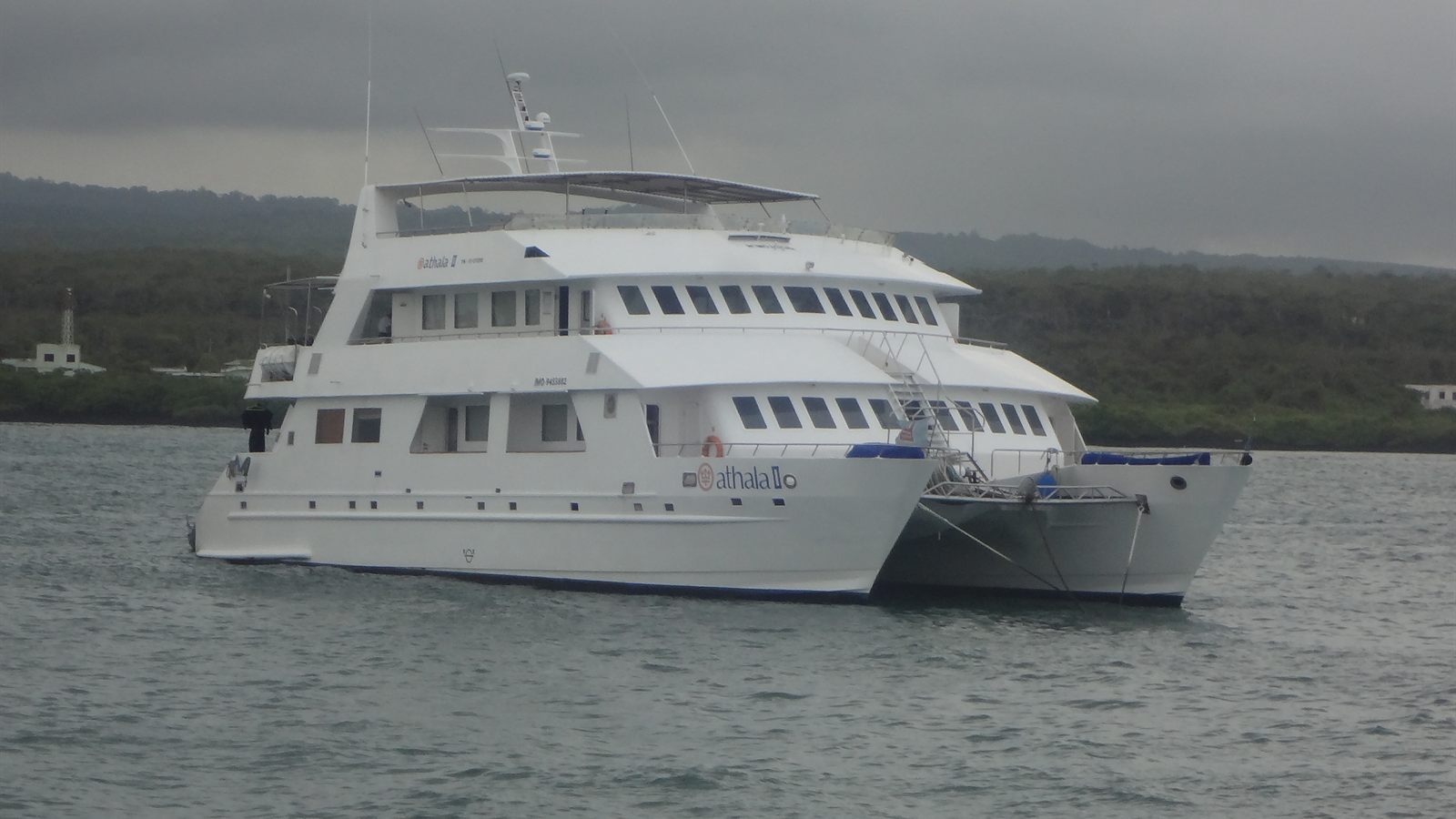 Foto do casco que hoje opera como National Geographic Delfina, ainda em livery anterior, atracado em Puerto Ayora, Galapagos.
