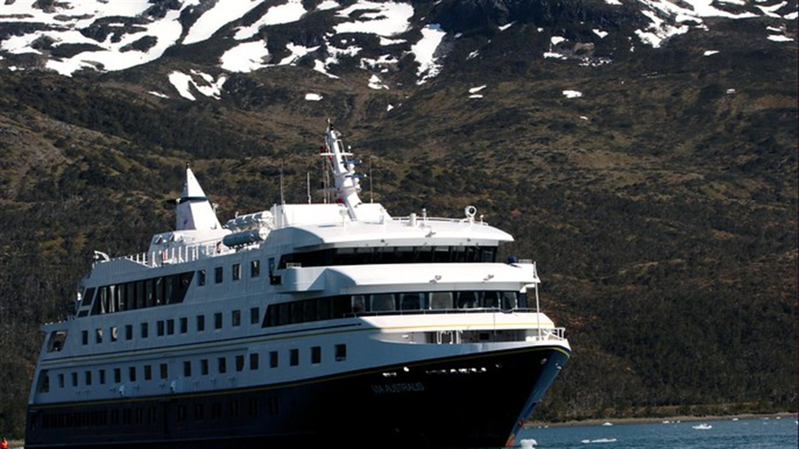 Foto do casco que hoje opera como National Geographic Endeavour II, ainda como Via Australis, navegando na baia Ainsworth, no sul do Chile.
