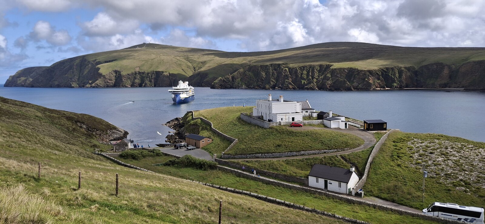 Foto do navio National Geographic Endurance navegando ao largo de Burrafirth, em Unst, nas ilhas Shetland.