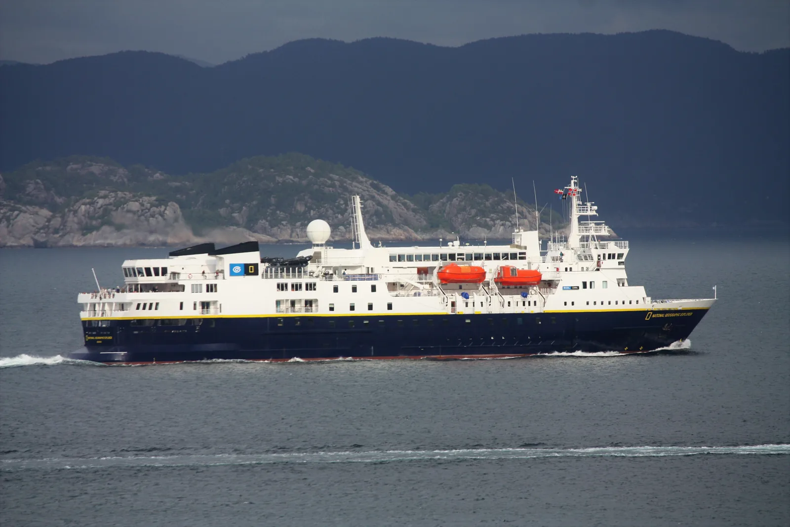 Foto do navio National Geographic Explorer navegando em Korsfjorden, na Noruega, em mar aberto.