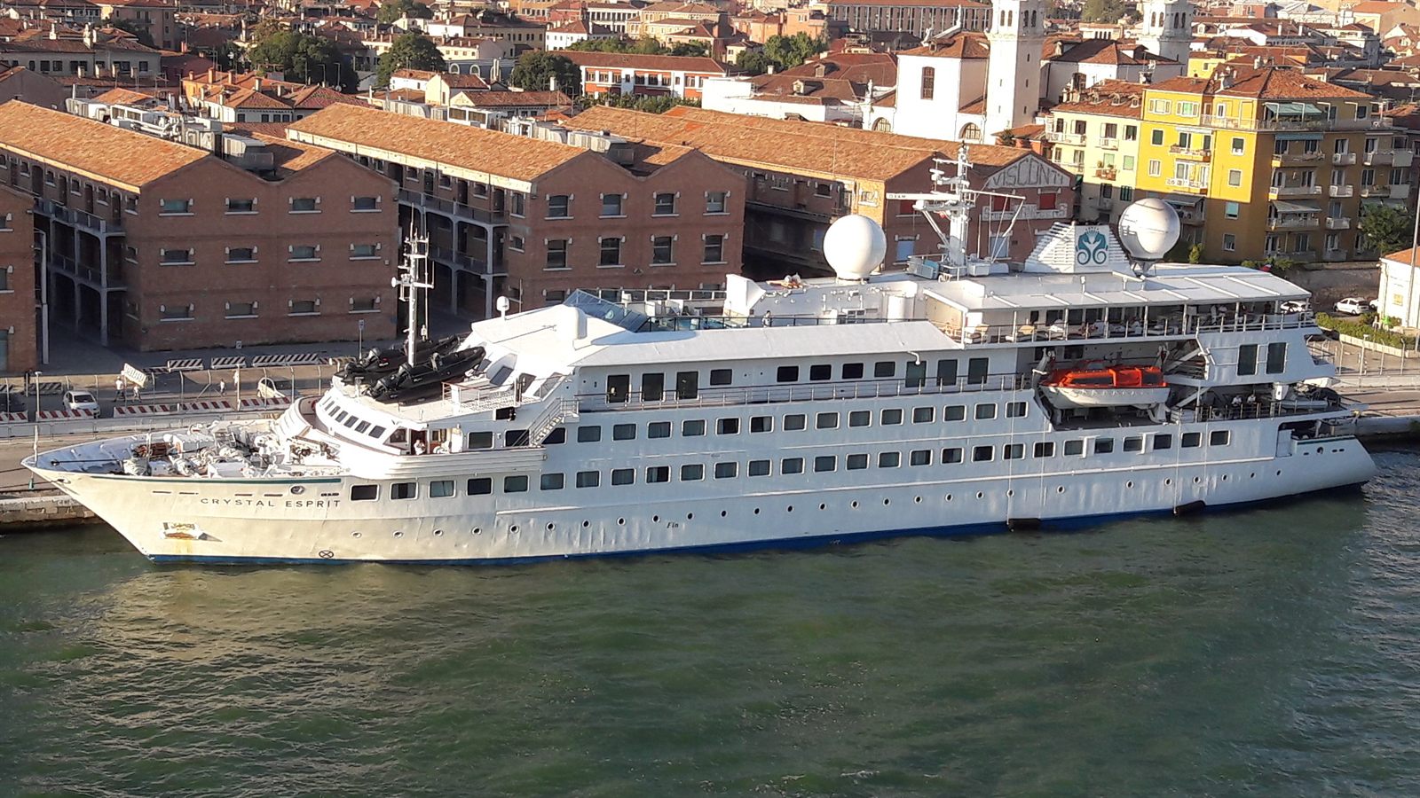 Foto do casco do atual National Geographic Islander II ainda com o nome Crystal Esprit, em Veneza, antes do refit de 2022 para a operação em Galápagos.