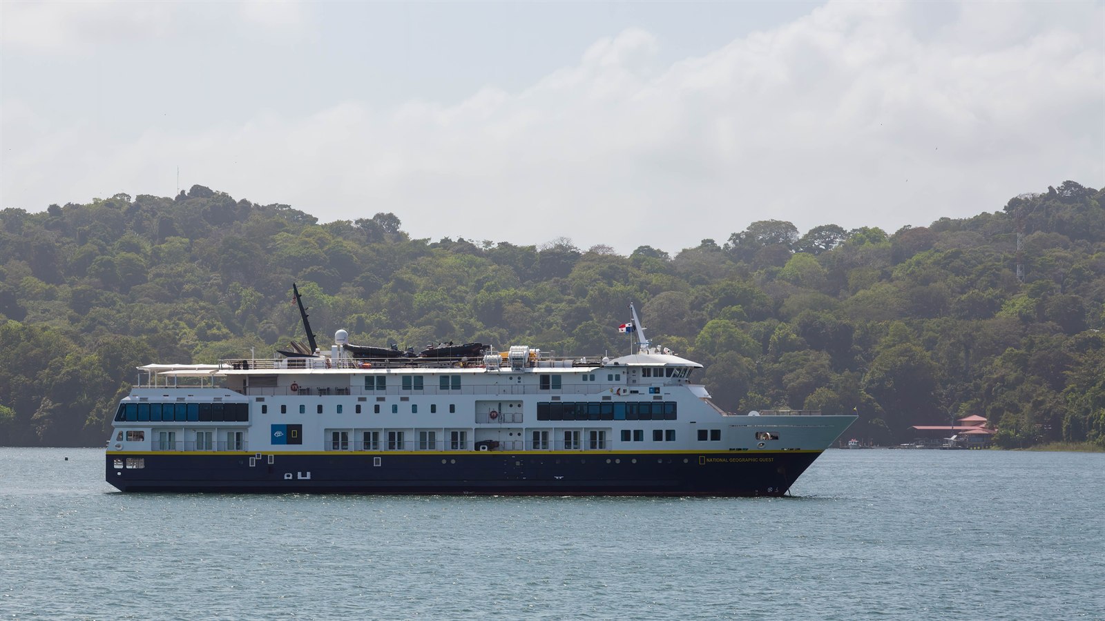 Foto do navio National Geographic Quest fundeado diante do Smithsonian Tropical Research Institute, em Barro Colorado Island, no lago Gatun, Panamá.