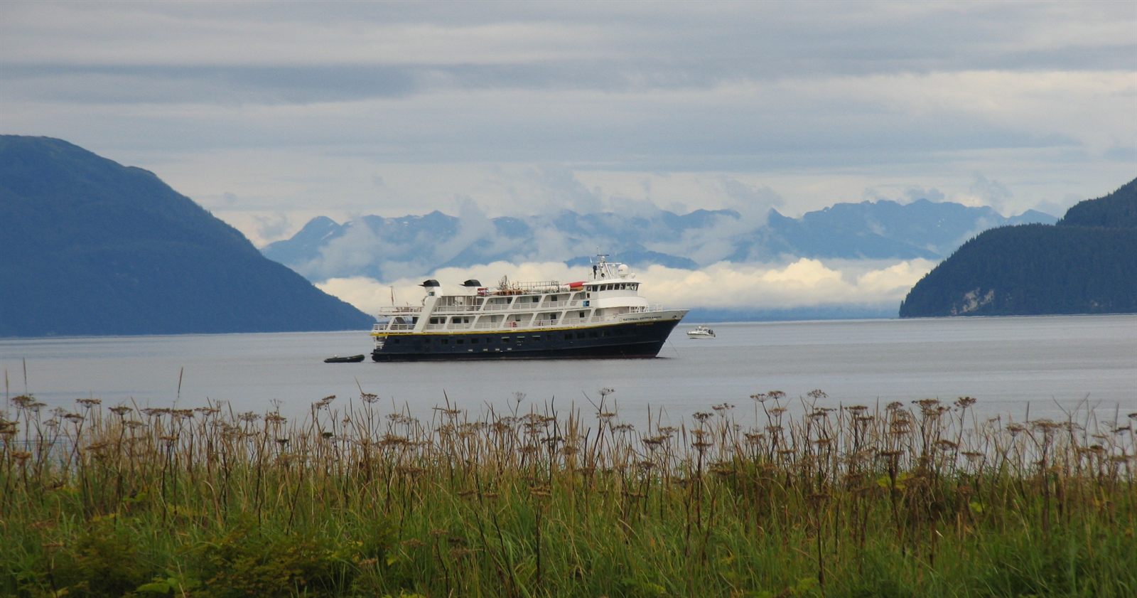 Foto do navio National Geographic Sea Bird navegando pela costa do sudeste do Alasca.