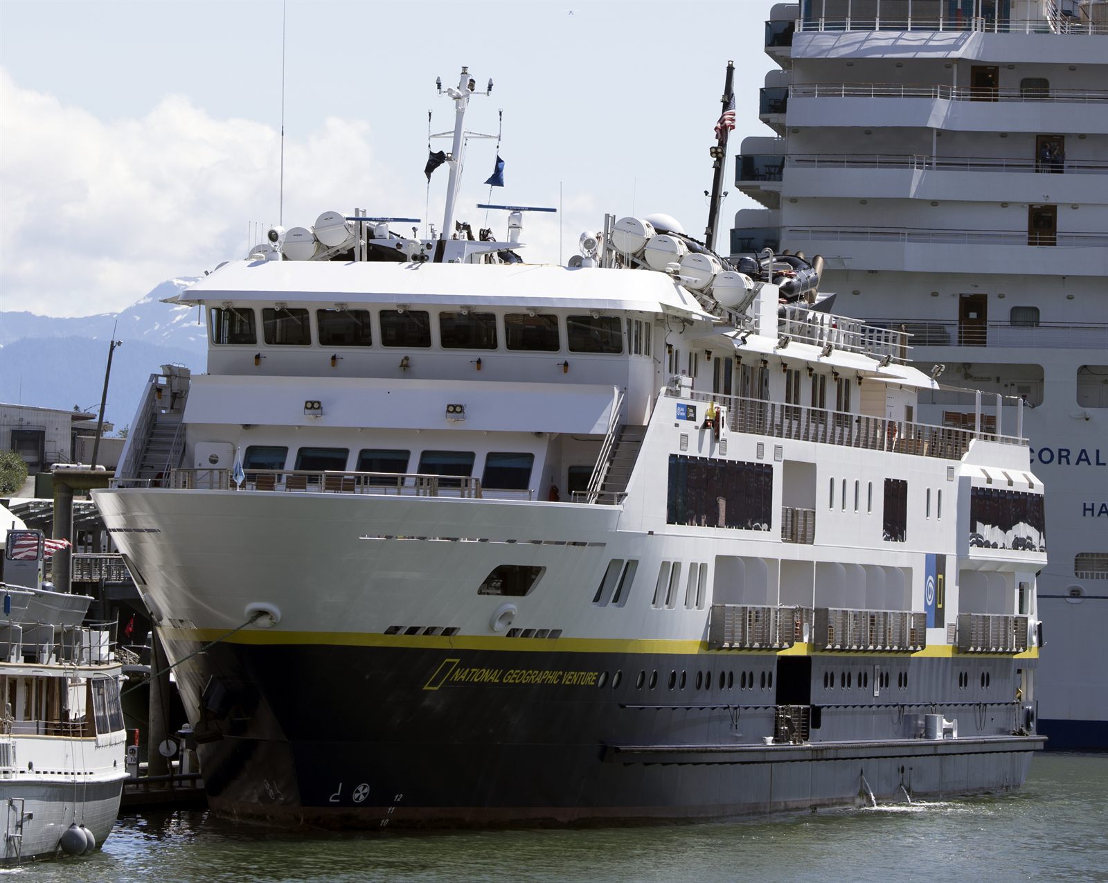 Foto do navio National Geographic Venture navegando em Juneau, no Alasca.