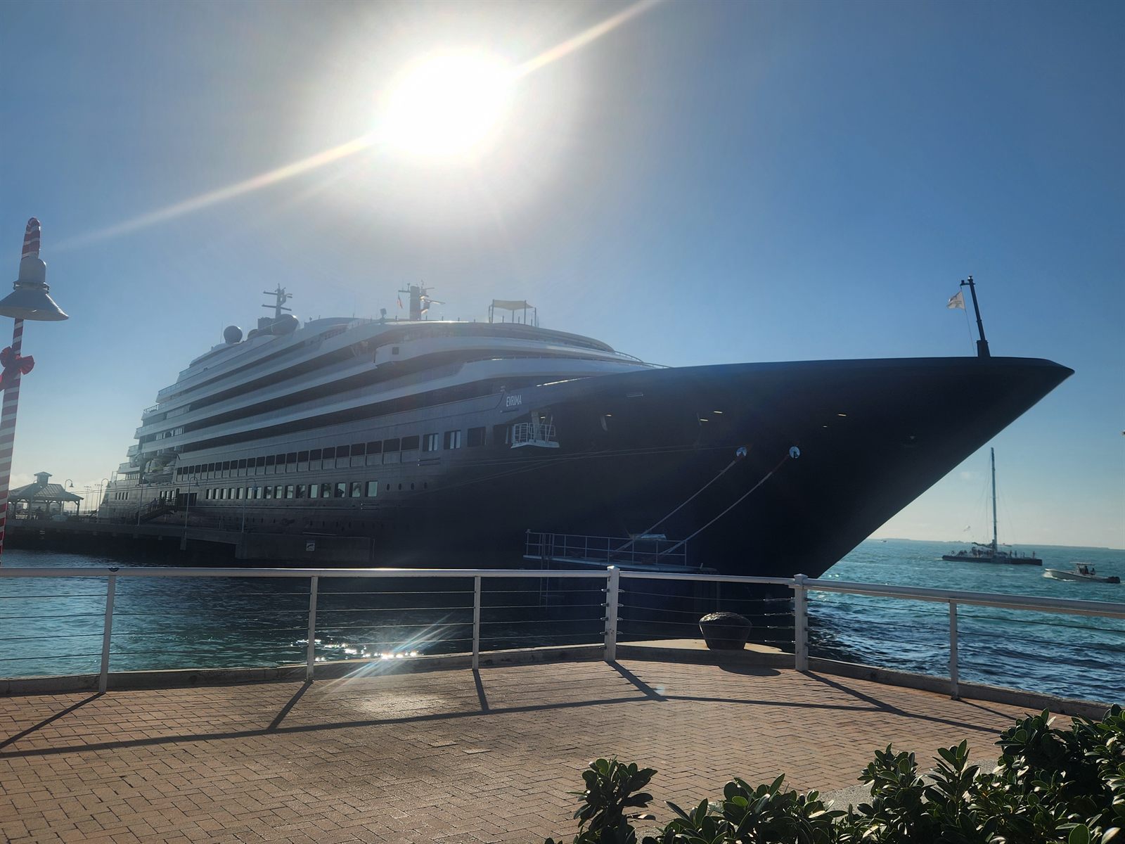 Foto do yacht Evrima atracado em Key West, Florida, em dezembro de 2023.