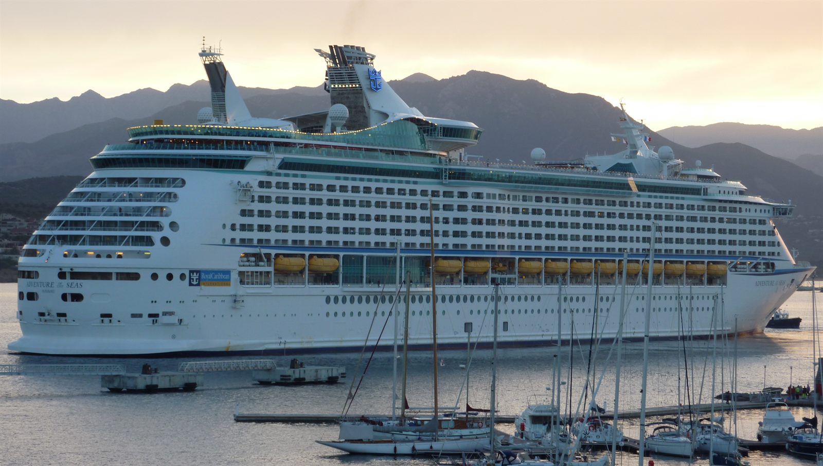 Foto do navio Adventure of the Seas.