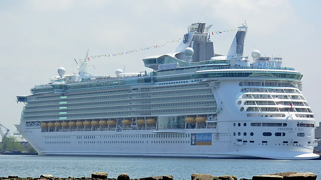 Foto do navio Freedom of the Seas durante sua cerimônia de inauguração em Bayonne, Nova Jersey.