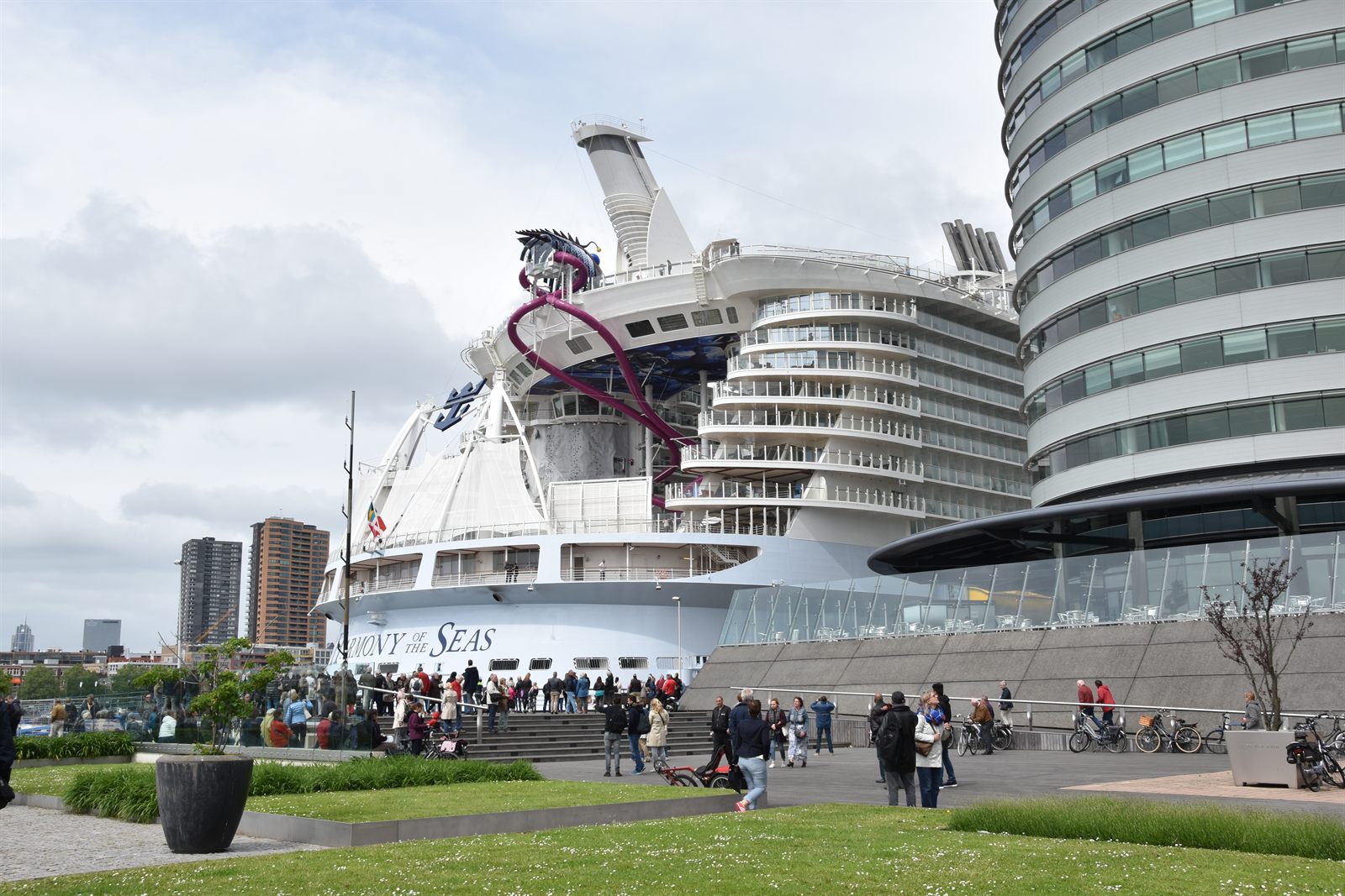 Foto do navio Harmony of the Seas em Rotterdam, nos Países Baixos.