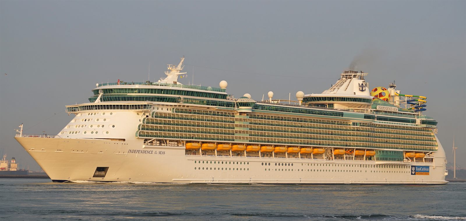 Foto do navio Independence of the Seas em Rotterdam.