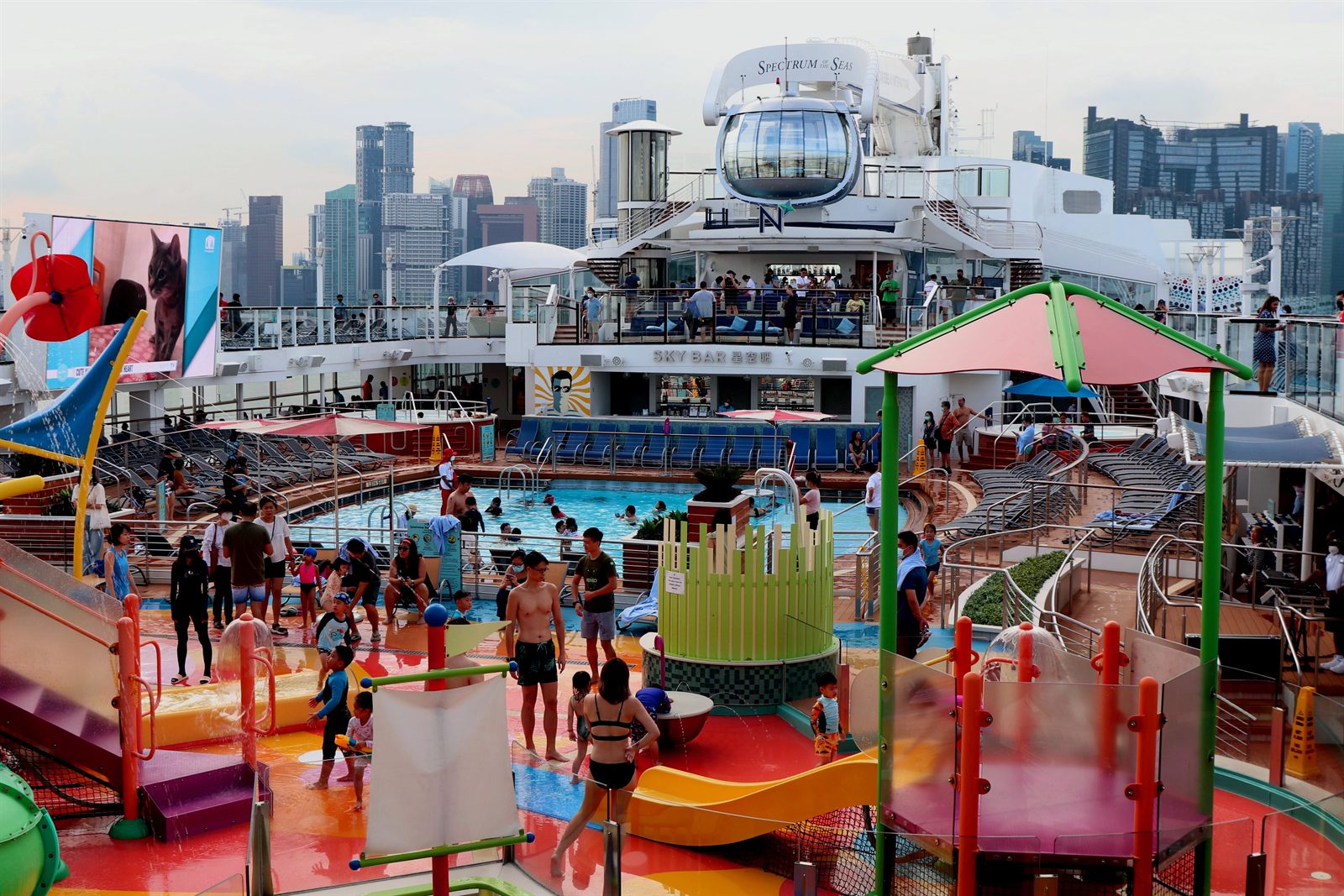Foto do navio Spectrum of the Seas no terminal de cruzeiros de Singapura.