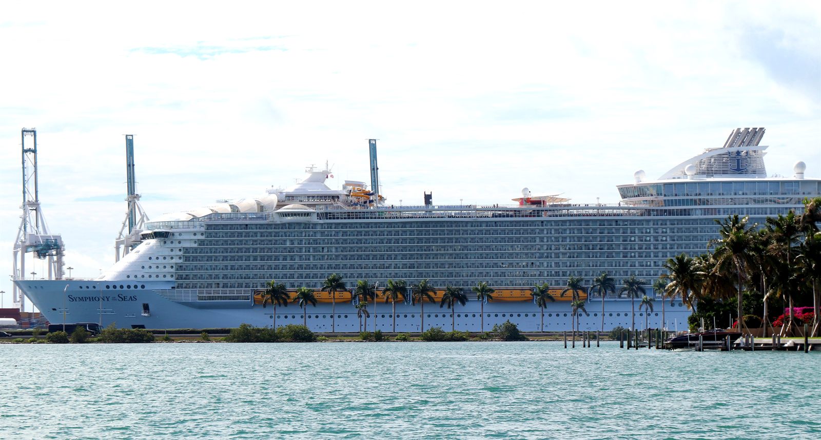 Foto do navio Symphony of the Seas em Miami, na Flórida.