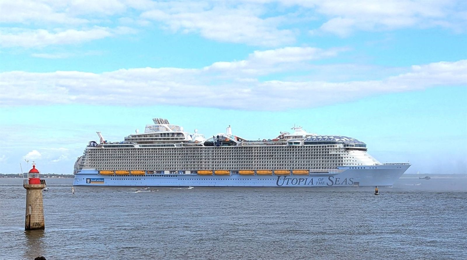 Foto do navio Utopia of the Seas deixando Saint-Nazaire, na França.