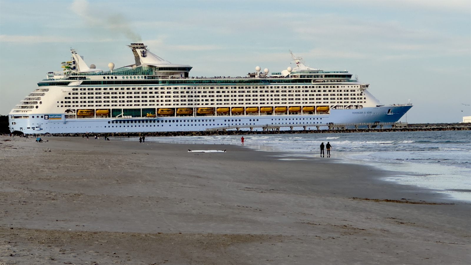 Foto do navio Voyager of the Seas em Cape Canaveral, na Flórida.