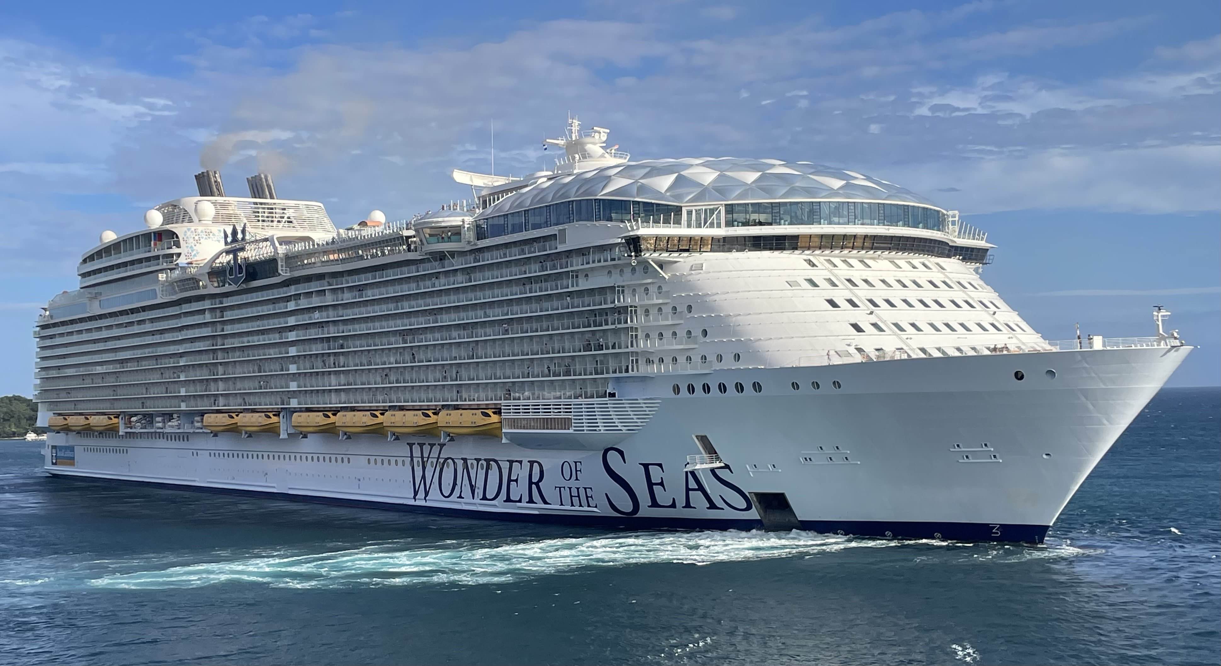 Foto do navio Wonder of the Seas navegando próximo a Roatan, Honduras, em janeiro de 2025.