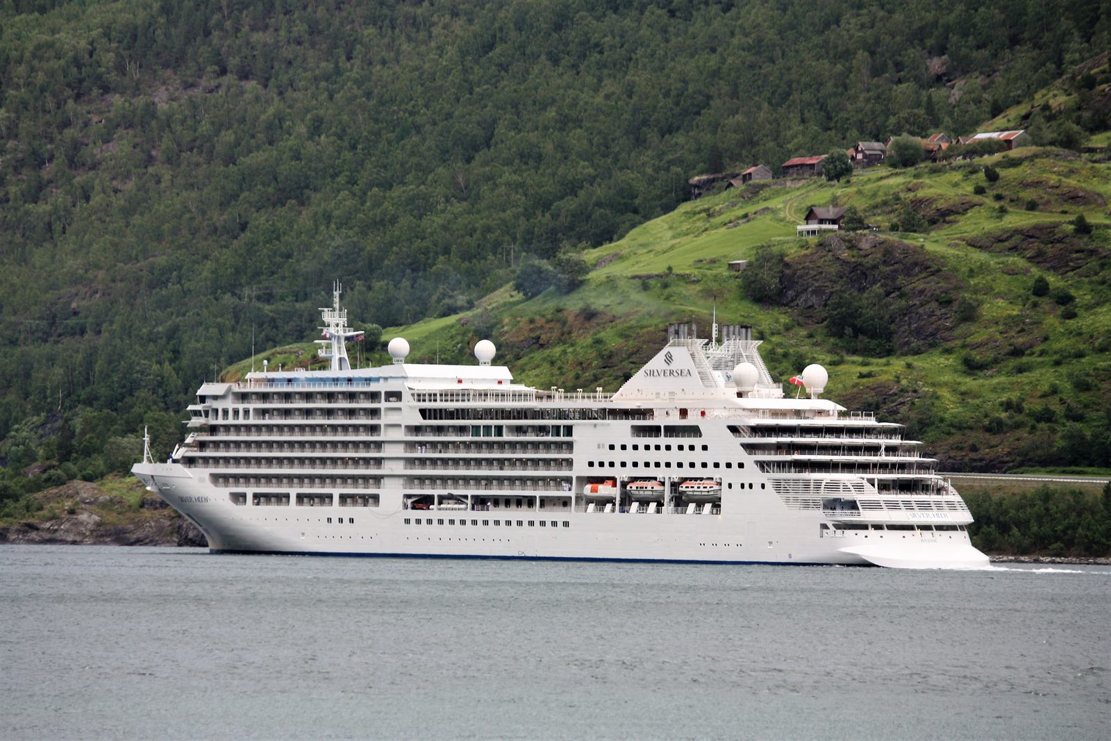 Foto do navio Silver Moon navegando pelo fiorde de N&aelig;r&oslash;y, na Noruega, em julho de 2022.