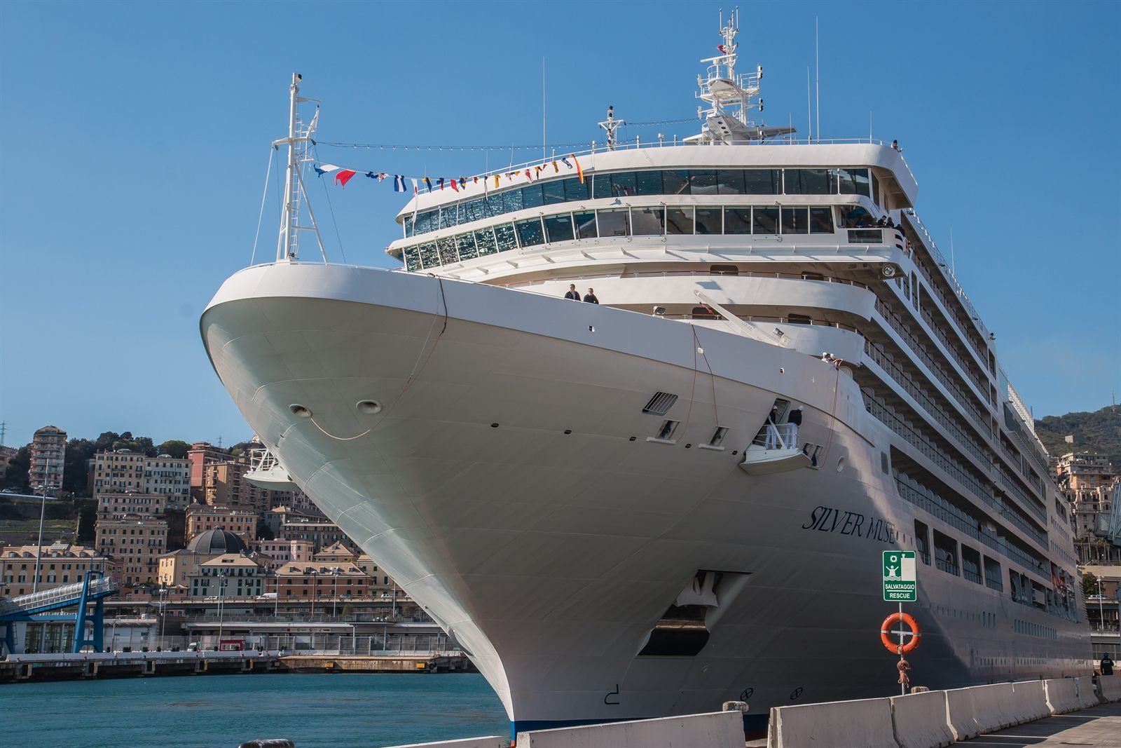 Foto do navio Silver Muse navegando diante de Genova durante o shakeout cruise, em abril de 2017.