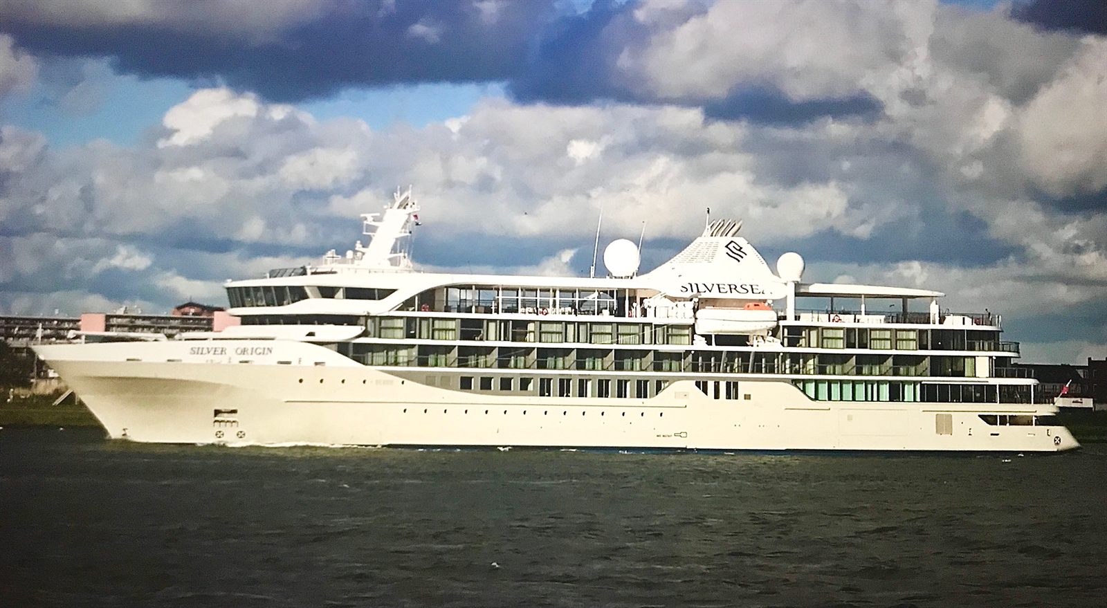 Foto do navio Silver Origin deixando o estaleiro De Hoop, nos Países Baixos.