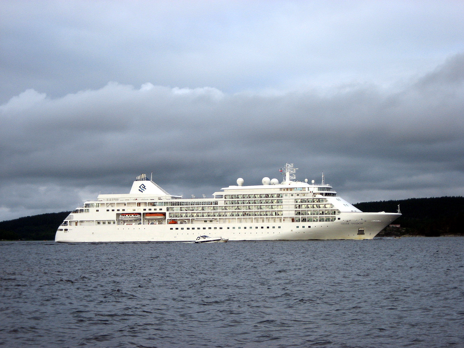 Foto do navio Silver Shadow navegando no arquip&eacute;lago de &Ouml;rnsk&ouml;ldsvik, na Su&eacute;cia, em julho de 2007.