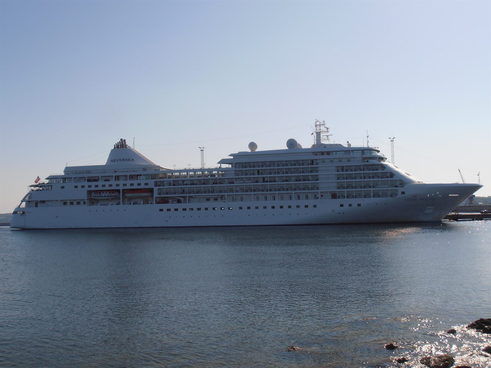 Foto do navio Silver Whisper atracado em Tallinn, na Estônia, em junho de 2012.