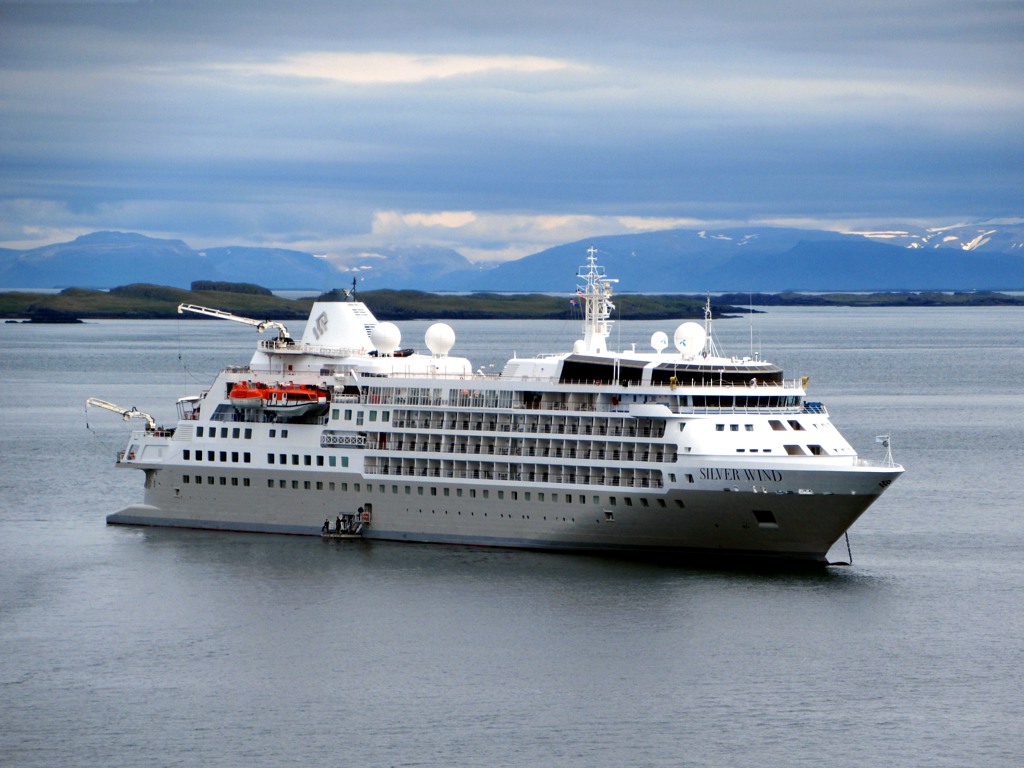 Foto do navio Silver Wind fundeado ao largo de Stykkisholmur, na Islandia, em junho de 2022.