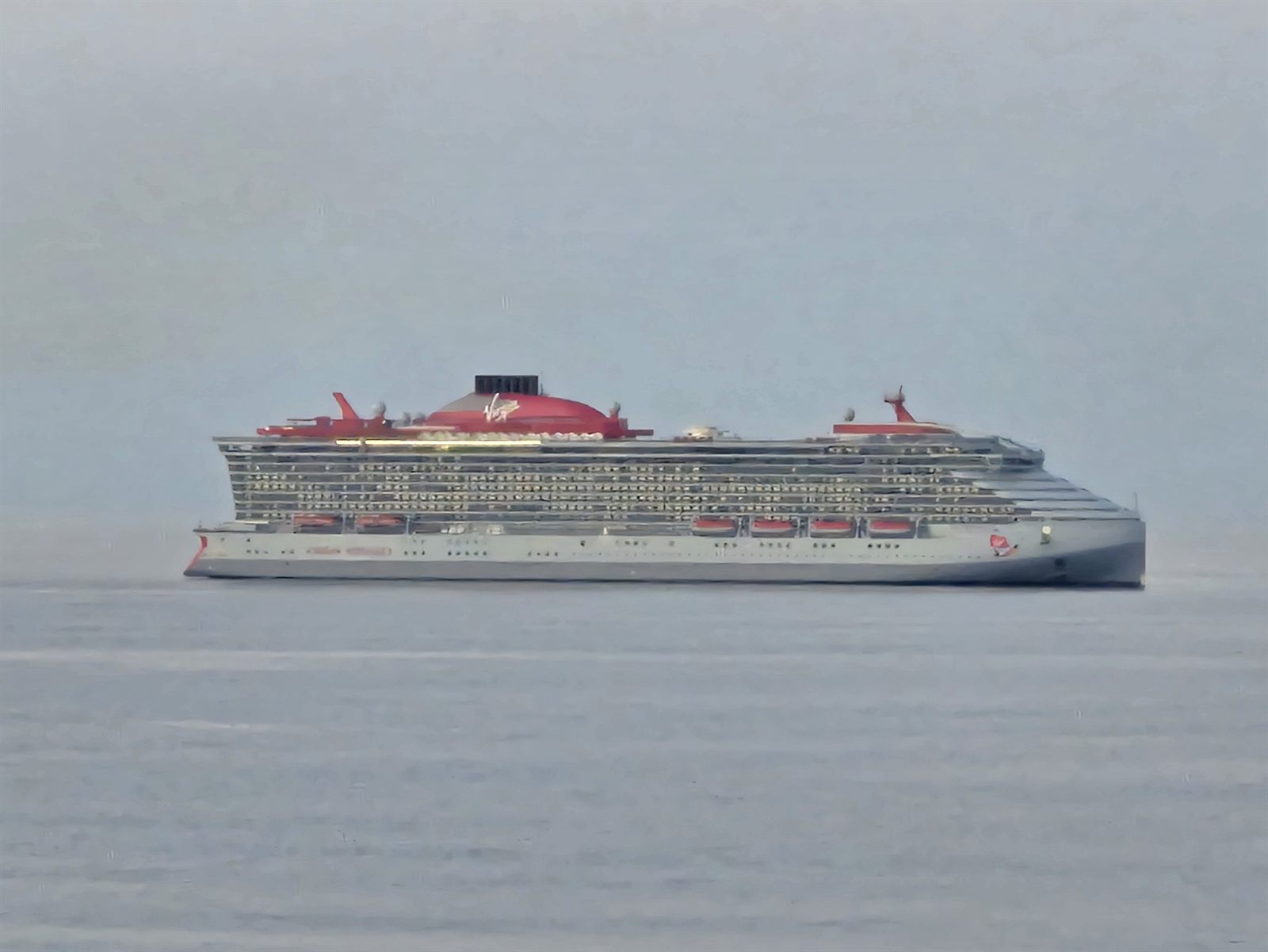 Foto do navio Brilliant Lady em Civitavecchia, Italia, em julho de 2024.