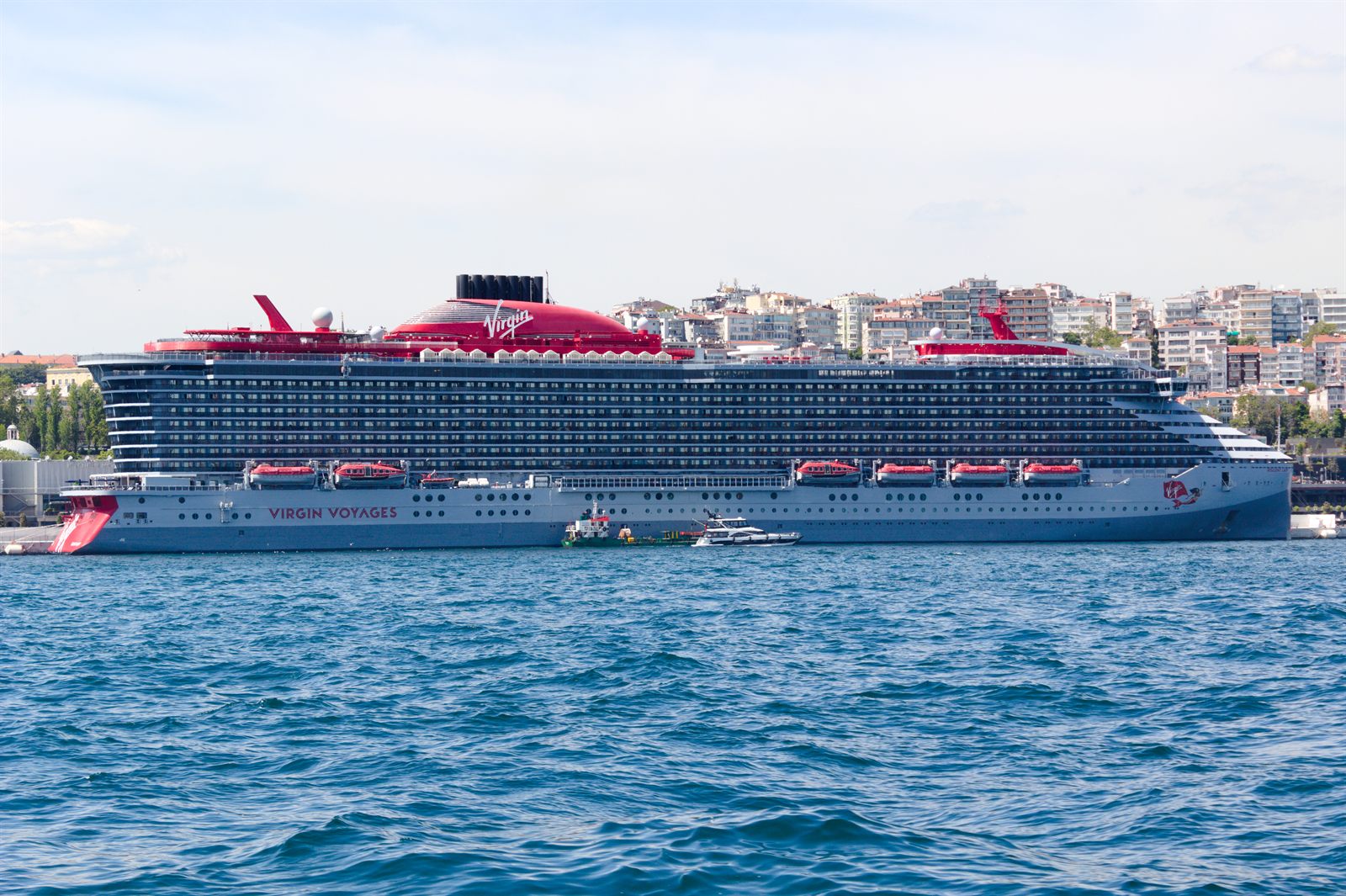 Foto do navio Resilient Lady em Galata Port, Istambul, em maio de 2025.