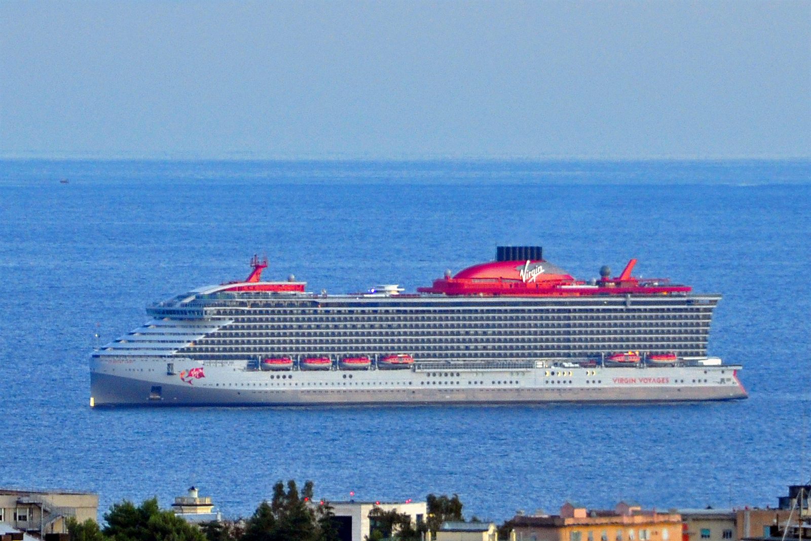 Foto do navio Scarlet Lady deixando o porto de Genova, em setembro de 2020.