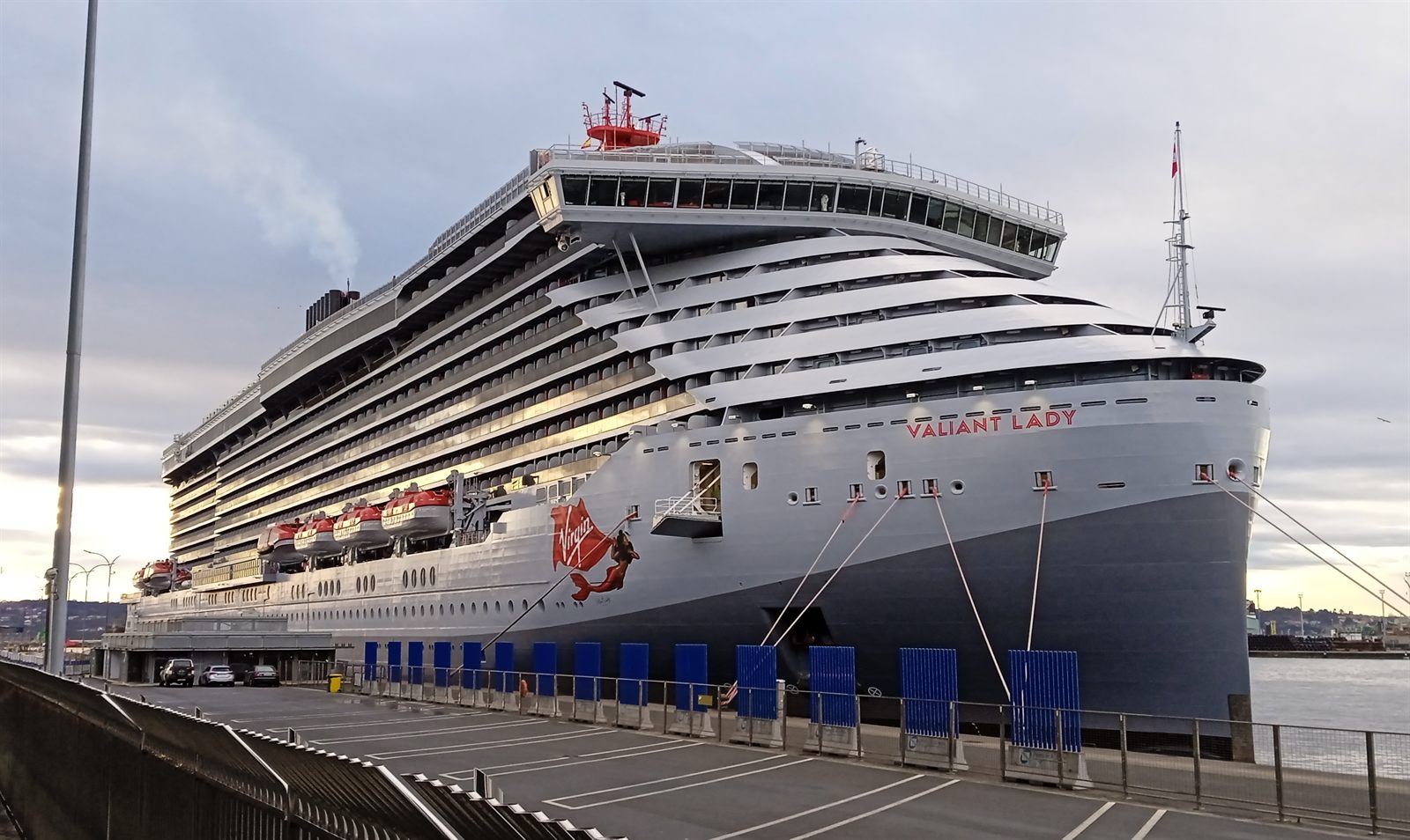 Foto do navio Valiant Lady no porto da Coruna, em marco de 2022.